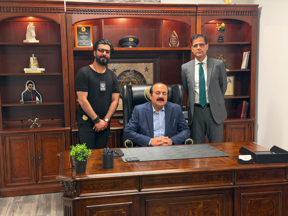وزیراعظم یوتھ پروگرام کے چیئرمین رانا مشہود نے کانسٹیبل علی شیخانی کے سرکاری دفتر کا خصوصی دورہ کیا جہاں انہیں امریکی کانسٹیبل آفس کے فرائض اور اختیارات کے حوالے سے بریفنگ دی گی اس موقع پر علی شیخانی نے رانا مشہود کو اعزازی سولین مشیر کا تقرر نامہ اور کانسٹیبل کا بیج بھی پیش کیا (تصویری جھلکیاں)