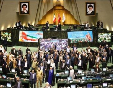 جنگ کے بعد ایرانی پارلیمنٹ کا پہلا اجلاس، اراکین کا خامنہ ای کی شہادت کا بدلہ لینے کا مطالبہ