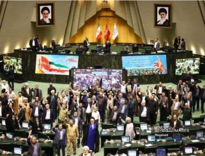 جنگ کے بعد ایرانی پارلیمنٹ کا پہلا اجلاس، اراکین کا خامنہ ای کی شہادت کا بدلہ لینے کا مطالبہ