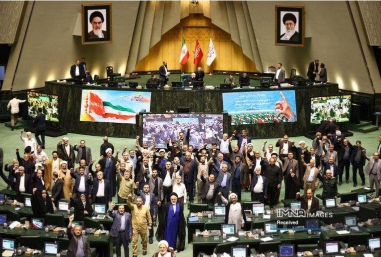 جنگ کے بعد ایرانی پارلیمنٹ کا پہلا اجلاس، اراکین کا خامنہ ای کی شہادت کا بدلہ لینے کا مطالبہ