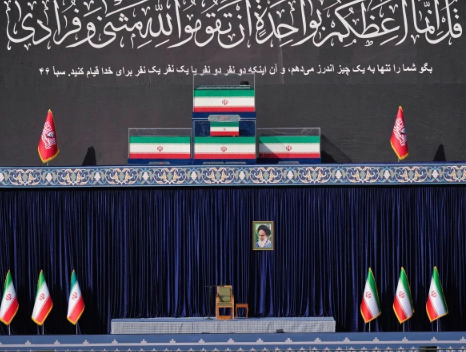 خامنہ ای اور اہلخانہ کی میتیں شیشے کے تابوت میں عوامی دیدار کیلئے رکھ دی گئیں