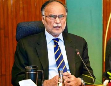 فضل الرحمان کا فوجیوں کی قربانی کو تنخواہ کا معاوضہ کہنا اسلامی تعلیمات سے ہم آہنگ نہیں، احسن اقبال