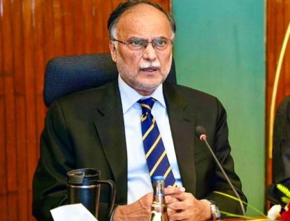 فضل الرحمان کا فوجیوں کی قربانی کو تنخواہ کا معاوضہ کہنا اسلامی تعلیمات سے ہم آہنگ نہیں، احسن اقبال