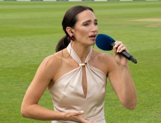 Headingley Test; British singer wins hearts by singing the Pakistani anthem.