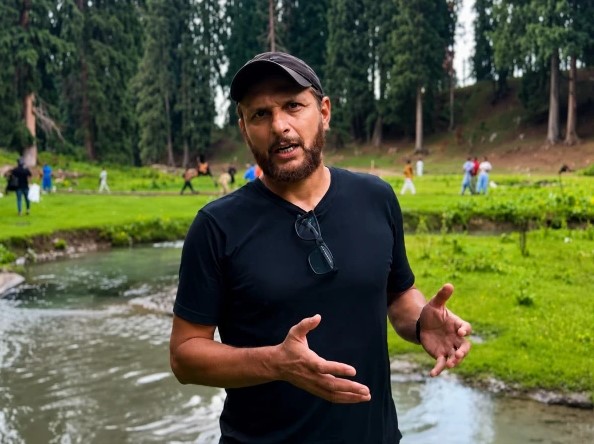 شمالی علاقوں میں سیر کیلیے ضرور آئیں لیکن کچرا نہ پھیلائیں، شاہد آفریدی کی اپیل